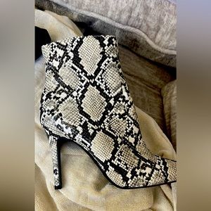 Thalia sodi ankle boots looks like snake skin with a heel 7 size like new